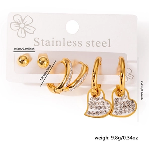 Vue détaillée de la taille des boucles d'oreilles cœur et étoile en acier doré et strass