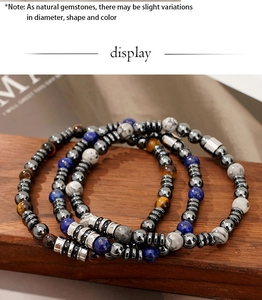 Détail du lot de bracelets en œil de tigre, lapis-lazuli et hématite sur socle bois
