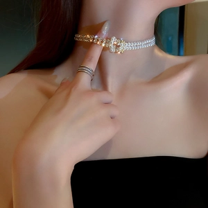 Zweilagige Perlen- und goldene Strass-Choker-Halskette mit Hufeisen-Verschluss am Modell