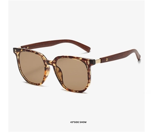 Detailansicht der Retro-Sonnenbrille mit Holztextur-Bügeln und Schildpatt-Rahmen