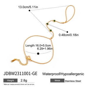 Détail du bracelet chaîne en acier doré orné de trois pierres de zircon vert
