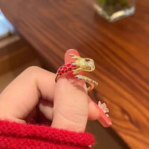 Anillo de dragón bañado en oro de 18K con esmalte rojo y detalles de cristal brillante