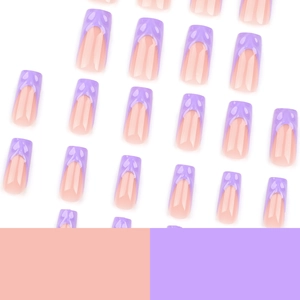 Unghie finte lunghe a bara French con texture 3D lavanda e base rosa nude