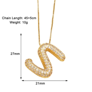 Détail du pendentif lettre S doré pavé de zircons et dimensions de la chaîne de 45cm