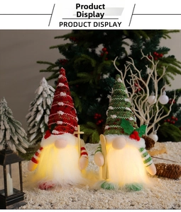 Dettaglio di due gnomi natalizi LED luminosi con cappelli a righe e luci festive