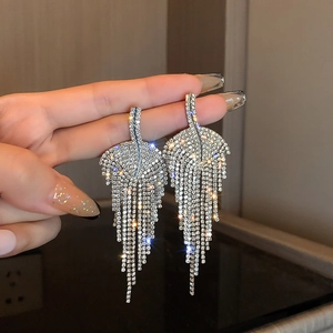 Boucles d'oreilles à pompons en U argentées avec perles et cristaux en feuilles