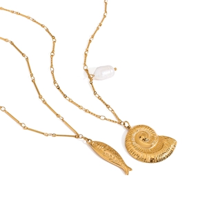 Détails du collier marin doré avec pendentif conque, poisson et perle baroque