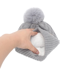 Bonnet en grosse maille torsadée avec pompon en fourrure et doublure polaire chaude