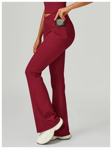Détail du pantalon évasé bordeaux avec taille croisée et poche latérale pratique pour sport