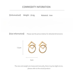 Fiche produit détaillée montrant les dimensions et le matériau des boucles d'oreilles or