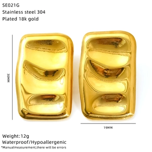 Détail des boucles d'oreilles rectangulaires en acier inoxydable plaqué or 18 carats