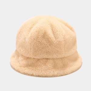 Détail d'un chapeau cloche en peluche beige doux avec texture moelleuse en fausse fourrure