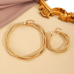 Dettaglio della collana multistrato a catena serpente dorata e bracciale coordinato