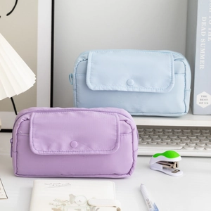 Astuccio estetico di grande capacità in azzurro e viola con tasca frontale a scatto