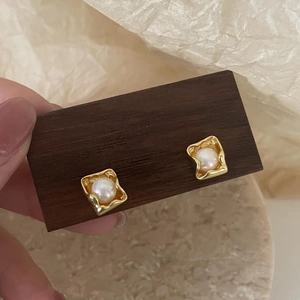 Irregular gold square frame pearl stud earrings in 925 silver for a minimalist look
