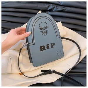 Détail du sac gothique en forme de tombe avec imprimé tête de mort RIP et bandoulière