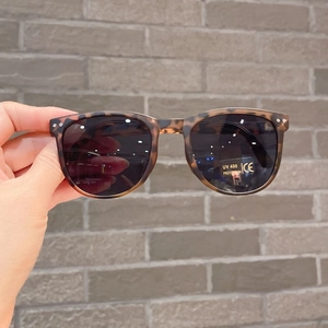Detail of tortoise shell foldable kids sunglasses with UV400 protection and CE certification