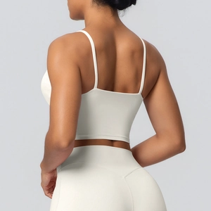Détail d'une brassière de sport blanche à fines bretelles et dos nu sur modèle