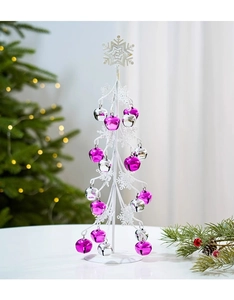 Detail eines weißen Metall-Weihnachtsbaums mit bunten Glöckchen für die Tischdeko