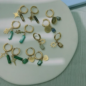 Boucles d'oreilles vintage dorées avec étoile, soleil et pendentifs en pierre naturelle
