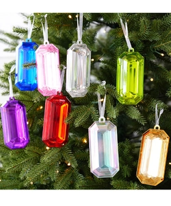 Primer plano de adornos de gemas de acrílico facetadas en un árbol de Navidad