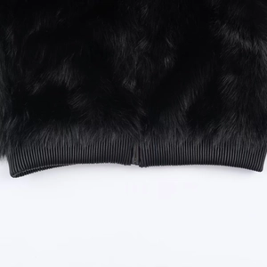 Manteau en fausse fourrure noire pour femme avec col montant et poignets en maille côtelée