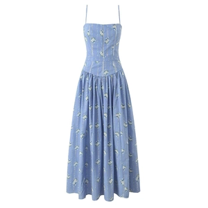 Abito lungo a fiori blu con spalline sottili e un elegante design in stile francese