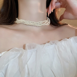 Collana girocollo a più strati di perle intrecciate in stile vintage dal design elegante