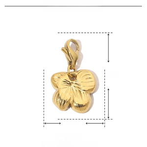 Makroansicht des blumenförmigen Edelstahlanhängers mit Maßen 21x13mm und Karabinerverschluss