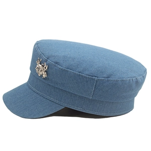Détail de la casquette marine en denim avec araignée en métal argenté sur le côté