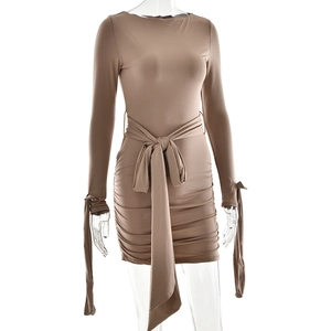 Détail d'une robe marron à manches longues avec taille nouée et plis élégants