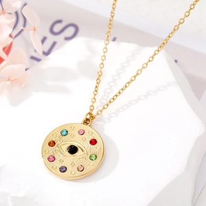 Détail du pendentif œil maléfique avec strass multicolores sur chaîne dorée