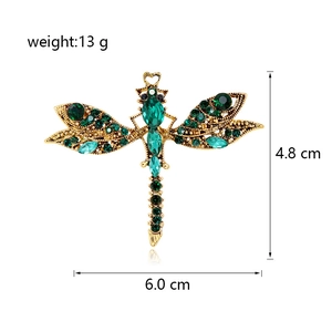 Detail of vintage rhinestone dragonfly brooch showing size 6.0x4.8cm and 13g weight