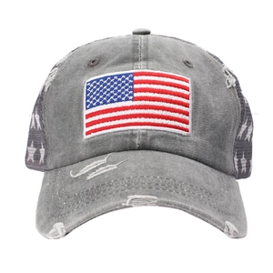 Detail der grauen Vintage-Baseballkappe mit US-Flaggenstickerei und Netzrücken