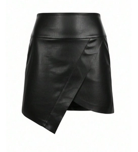 Détail du design portefeuille asymétrique et de la texture en similicuir sur mini-jupe noire
