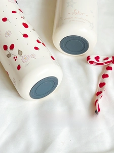 Detail of anti-slip rubber bottom on cute cream stainless steel thermal water bottle