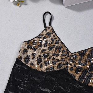 Vue détaillée du tissu léopard avec bordure en dentelle noire et paillettes argentées
