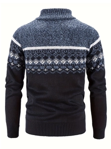 Detailansicht der Rückseite eines Herren-Strickcardigans mit Stehkragen und blau-grauem Muster