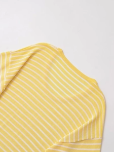 Nahaufnahme von Rundhalsausschnitt und Schulter des gelb-weiß gestreiften Stricktops