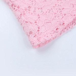 Detailaufnahme aus rosa floralem Spitzenstoff mit filigraner Lochstickerei