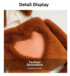 Dettaglio macro della borsa in peluche caramello con cuore in pelle rosa e cerniera