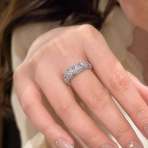 18K vergoldeter Zirkon-Ring mit lila und weißen Steinen, am Finger getragen