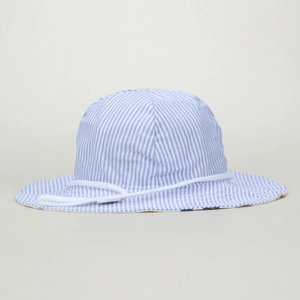 Dettaglio cappello sole per bambini a strisce blu e bianche con laccetto regolabile