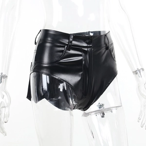 Vista frontale di pantaloncini neri in pelle PU a vita alta con vestibilità aderente