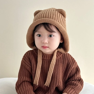 Dettaglio della maglia del cappello marrone con orecchie da orso per neonati