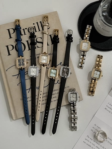 Détail d'une petite montre carrée avec lunette en diamants et chiffres romains vintage