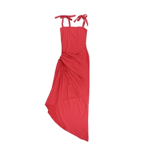 Détail de robe rouge avec bretelles à nœuds et fente latérale à volants plissés