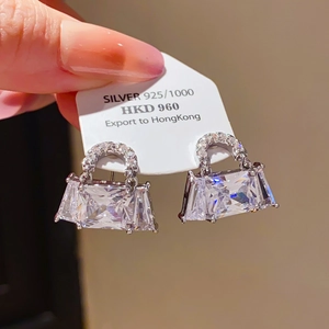 Gros plan détaillé de boucles d'oreilles sac à main en argent 925 avec zircons étincelants
