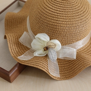 Girls summer straw sun hat with white mesh flower and elegant wavy brim details