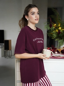 Ensemble de pyjama oversize en coton bordeaux avec pantalon rayé et ambiance festive
